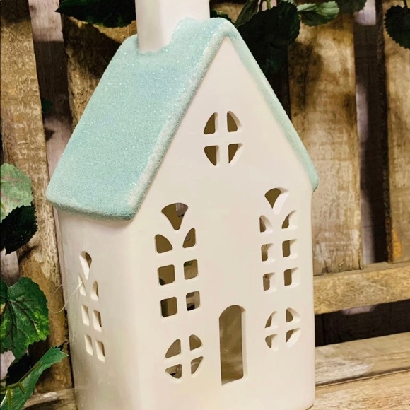 White Light Up House w Turquoise/Blue Glittery Roof - Picture 3 of 6